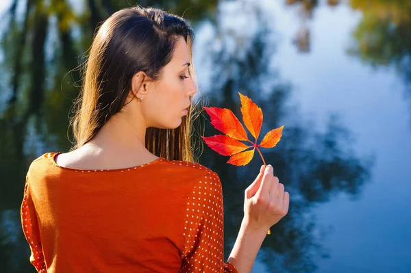 Mujer joven Bbeautiful con hoja roja de otoño — Foto de Stock