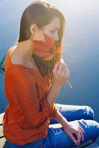 Hermosa joven con hoja roja de otoño — Foto de Stock