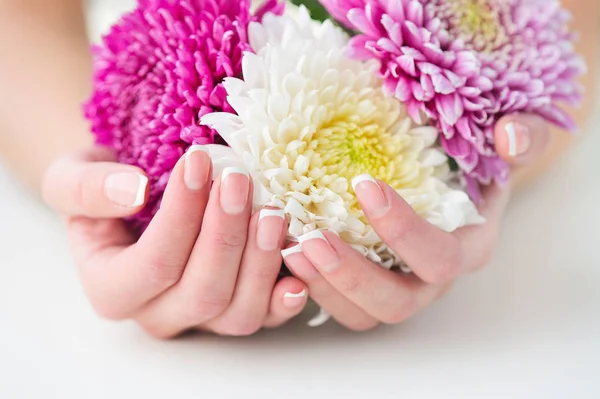 Mãos de mulher com bela manicure francesa — Fotografia de Stock