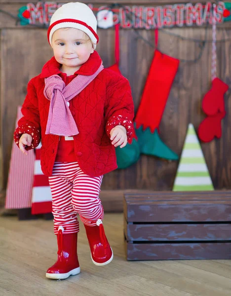 Bambina vestita alla moda in rosso — Foto Stock