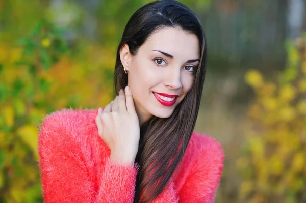 Retrato de una hermosa joven con lápiz labial rojo — Foto de Stock