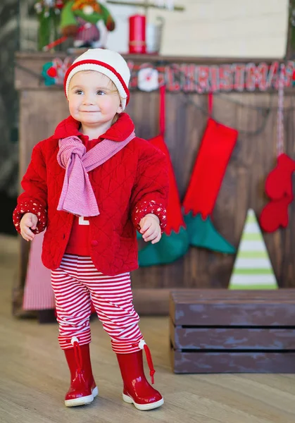 Petite fille habillée tendance en rouge — Photo