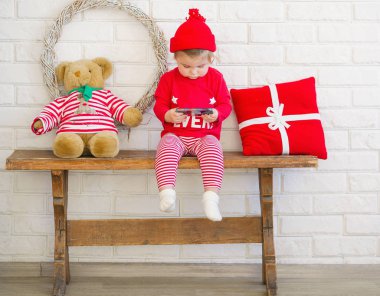 Küçük kız cep telefonu ile oynamak