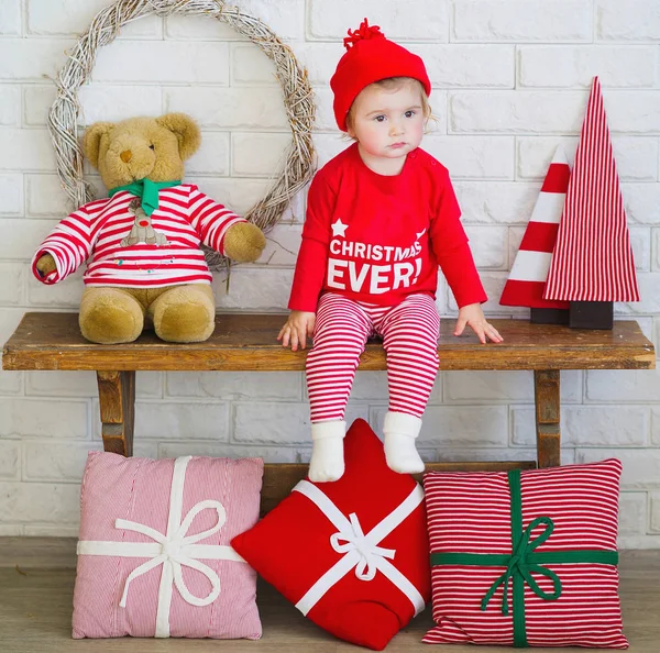 Bambina con regali di Natale — Foto Stock