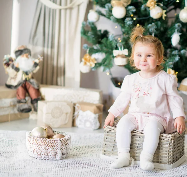 Menina adorável pela árvore de Natal — Fotografia de Stock