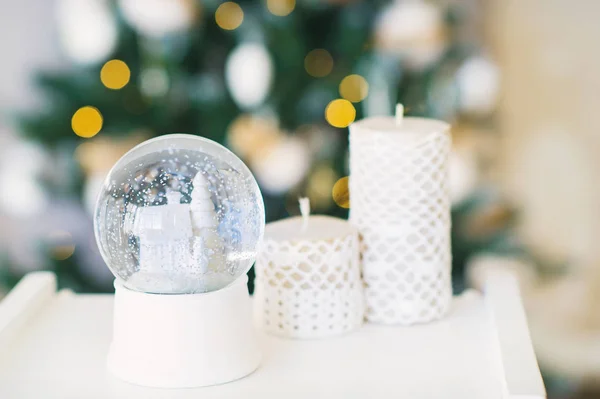 Stilleben med snö boll och dekoration ljus — Stockfoto
