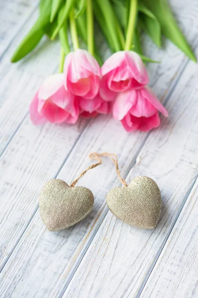 Bodegón de San Valentín con flores de tulipán — Foto de Stock