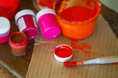 Sanatçı işyeri parlak boya ile