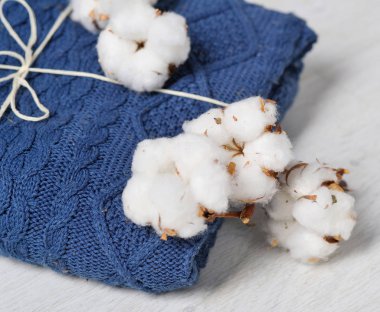 Natürmort pamuk çiçek ve örgü elbise