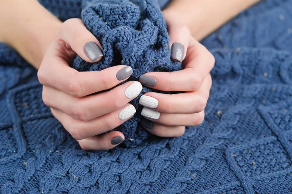 Unhas com manicure de camisola de malha — Fotografia de Stock