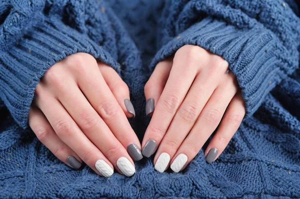 Unhas com manicure de camisola de malha — Fotografia de Stock
