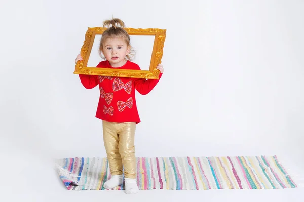 Портрет милой маленькой девочки в модном наряде — стоковое фото