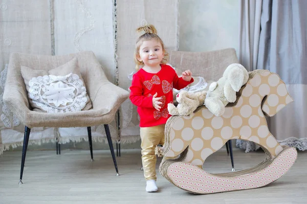 Retrato de uma menina bonito na roupa da moda — Fotografia de Stock