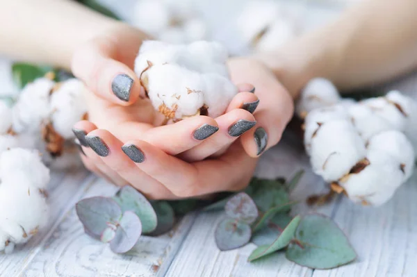 Schoonheidsbehandeling voor vrouw handen en vinger nagels — Stockfoto