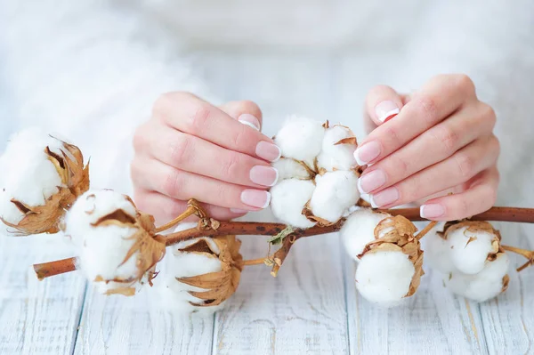 Vrouw handen met prachtige Franse manicure — Stockfoto