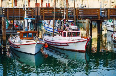 İskelede balıkçılar tekneleri