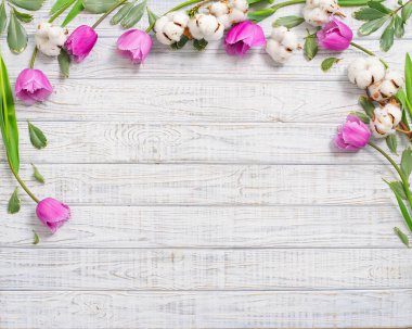 Mor laleler ile çerçeve çiçek