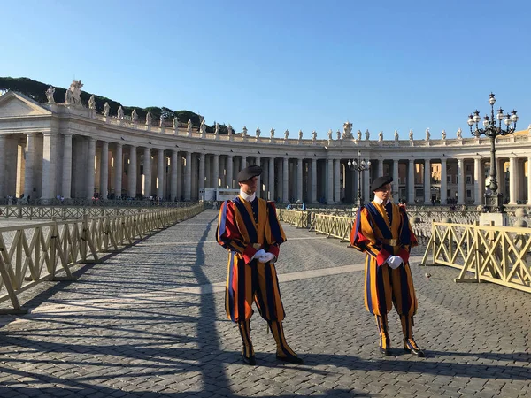 Papežské švýcarské stráže na Piazza San Pietro — Stock fotografie