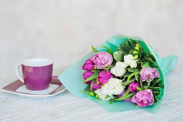 Прекрасный букет с весенними тюльпанами — стоковое фото