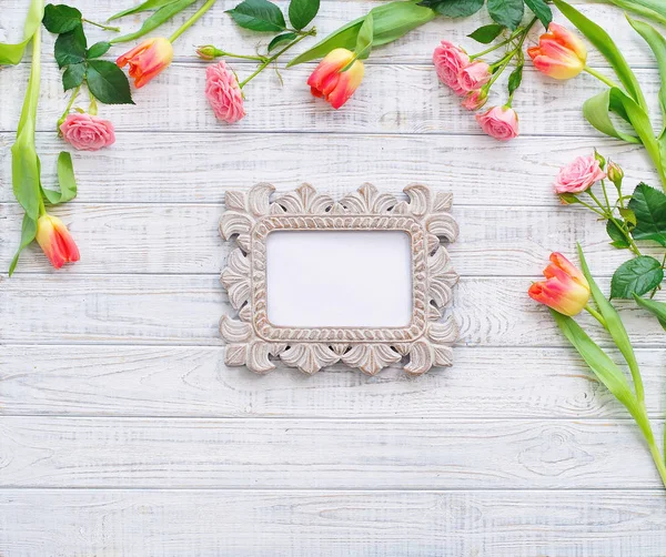 Flat lay flores quadro e espelho vintage — Fotografia de Stock