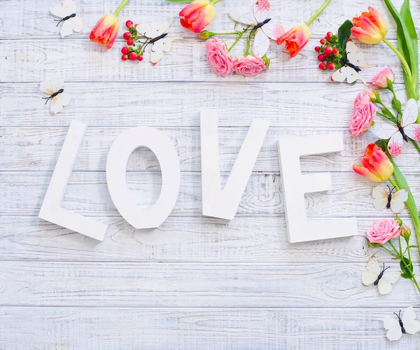 Flat lay flowers frame and love word — Stock Photo, Image