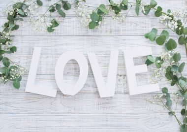 Okaliptüs dalları ile doğal çerçeve çiçek