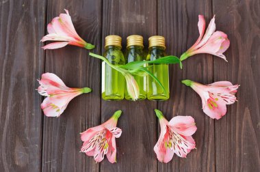 Cilt bakım ürünleri ve pembe çiçekler