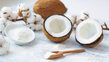 Natürmort Hindistan cevizi, Hindistan cevizi pul ve beyaz pamuklu çiçek