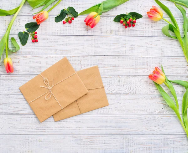 Moldura floral com flores de primavera e envelopes — Fotografia de Stock