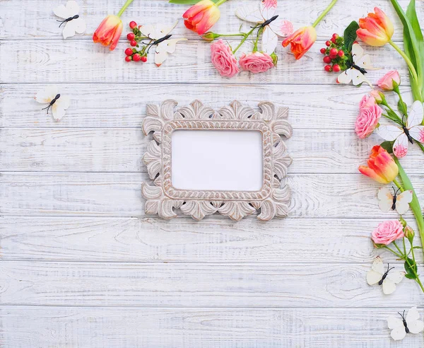 Floral frame met Lentebloemen en vintage spiegel — Stockfoto