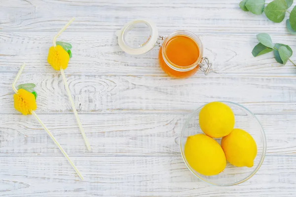 Stilleven met honing en citroenen — Stockfoto