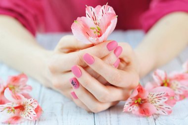 Pembe renk ile el manikür çivi
