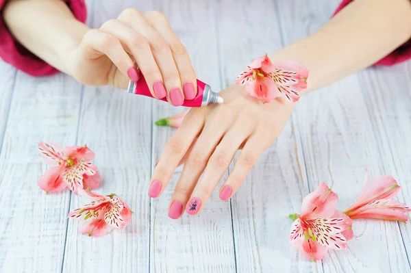 Händer med rosa färg naglar manikyr — Stockfoto