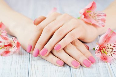 Güzel pembe keçeleşmiş manikür kadın elle