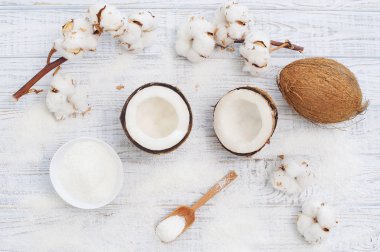 Natürmort Hindistan cevizi, Hindistan cevizi pul ve beyaz pamuklu çiçek