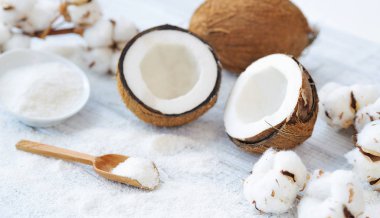 Natürmort Hindistan cevizi, Hindistan cevizi pul ve beyaz pamuklu çiçek