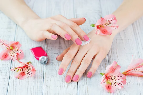 Žena ruce krásné růžové matné manikúra — Stock fotografie