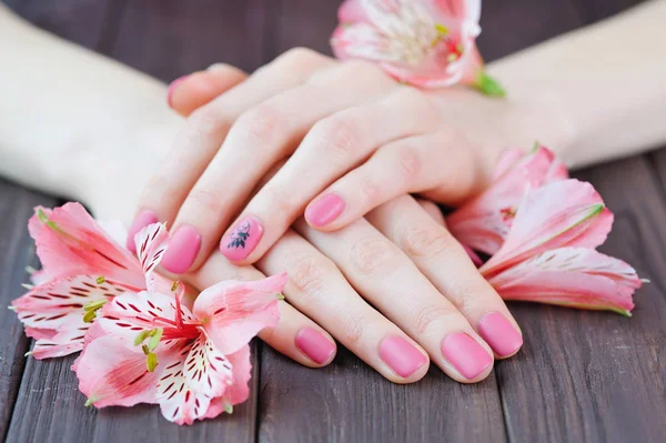 Žena ruce krásné růžové matné manikúra — Stock fotografie