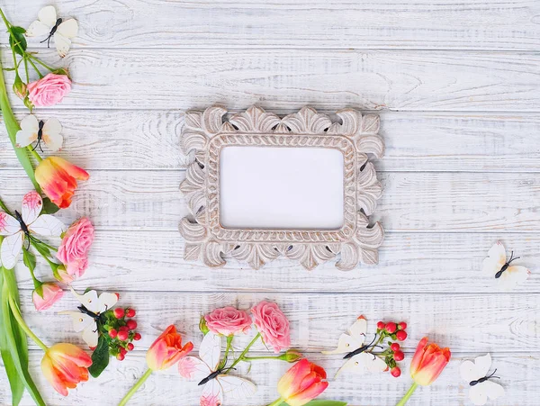 Floral frame met Lentebloemen en vintage spiegel — Stockfoto