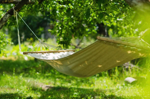 Hammock in the garden shade for relaxation — Stock Photo, Image