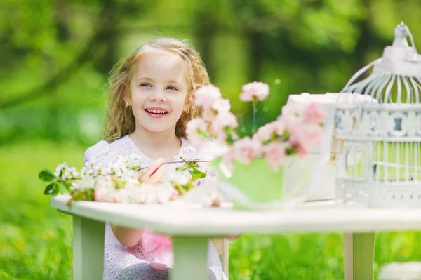Little girl in spring garden — Stock Photo, Image