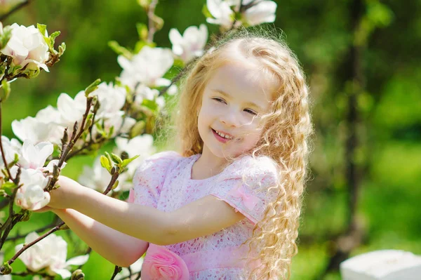 Bambina nel giardino primaverile — Foto Stock