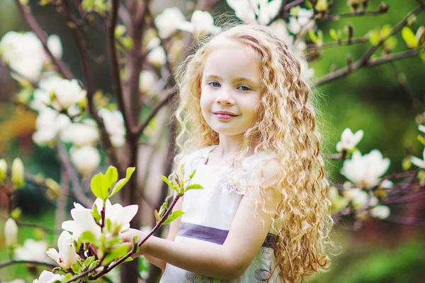 Adorabile ragazza nel giardino primaverile — Foto Stock