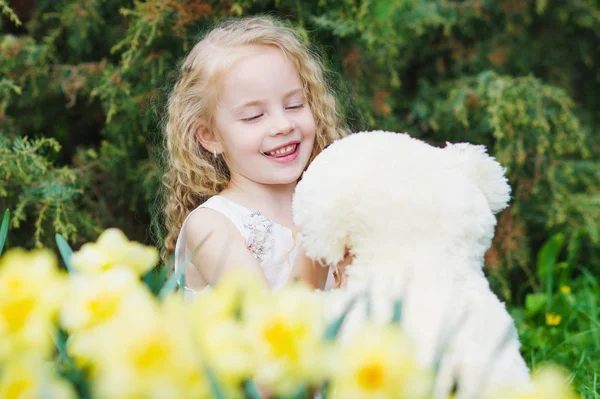 Schattig meisje in de lentetuin — Stockfoto