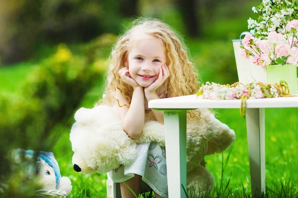 Rozkošný dívka v zahradě na jaře — Stock fotografie