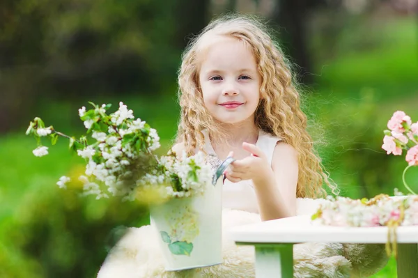 Schattig meisje in de lentetuin — Stockfoto