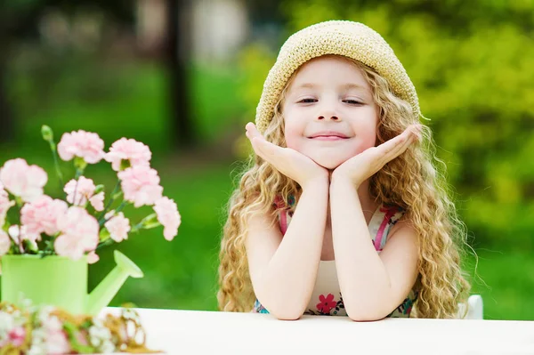 Menina adorável no jardim da primavera — Fotografia de Stock