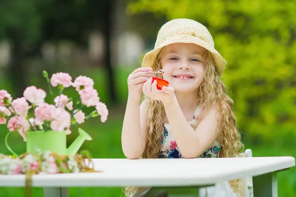 Fata adorabila in gradina de primavara — Fotografie, imagine de stoc