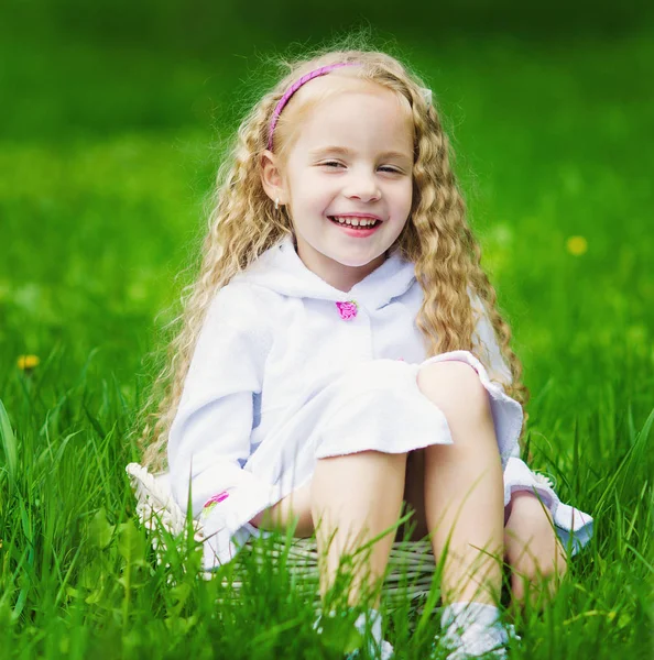 Bedårande flicka i våren trädgården — Stockfoto