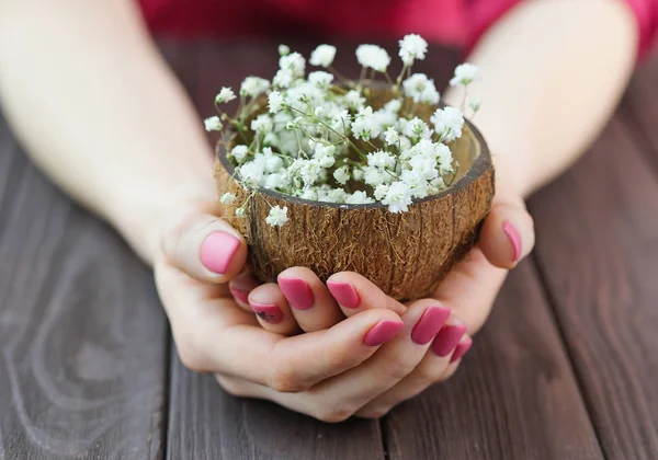 Frauenhände mit rosa verfilzter Maniküre — Stockfoto